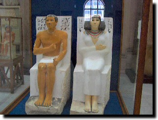 Les statues de Rahotep et de Nofret (2500 ans Av.JC)